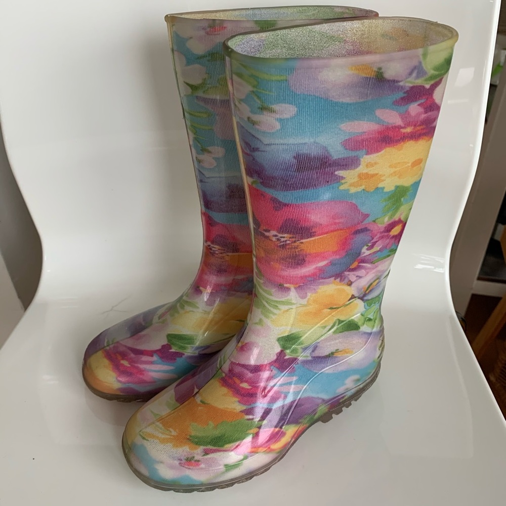 Girls: Colorful Rainboots (Canada)